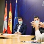 El secretario regional del PSOE, Luis Tudanca, durante la reunión con los representantes de las plataformas sanitarias