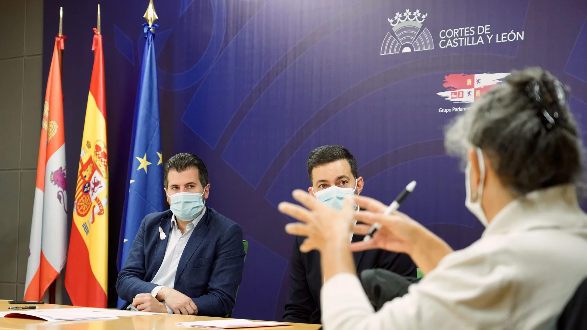 El secretario regional del PSOE, Luis Tudanca, durante la reunión con los representantes de las plataformas sanitarias