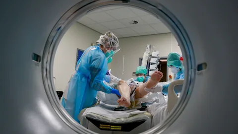 Un paciente con Covid-19 recibe atención médica este martes en el área Etterbeek-Ixelles del hospital Iris Sud Hospitals de Bruselas, Bélgica