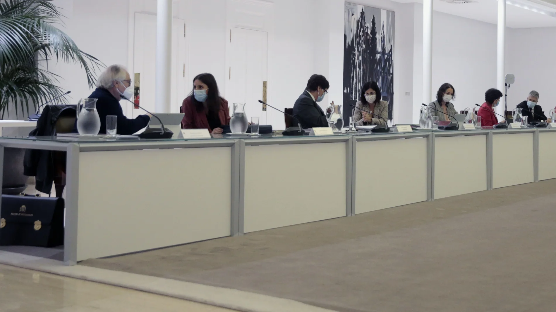 El presidente del gobierno, Pedro Sánchez, preside la reunión del Consejo de Ministros, al que asisten el ministro de Universidades Manuel Castells (i), la ministra de Igualdad Irene Montero (2i), el ministro de Sanidad Salvador Illa (3i), la ministra de Administración Territorial Carolina Darias (4d), la ministra de Industria Reyes Maroto, La ministra de Educación Isabel Celaá (2d) y el ministro de Interior Fernando Grande Marlaska (d), este martes en el Complejo de la Moncloa en Madrid.- EFE/JM Cuadrado/Pool Moncloa/No ventas/No archivo/Solo uso editorial