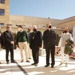 El obispo de Córdoba, Demetrio Fernández (centro), durante una visita a las obras en el Palacio Episcopal