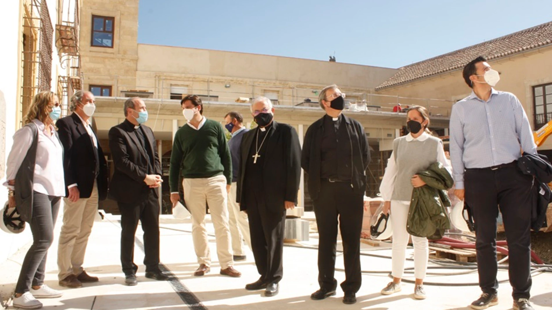 El obispo de Córdoba, Demetrio Fernández (centro), durante una visita a las obras en el Palacio Episcopal