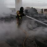 Bomberos trabajan desde primera hora en la extinción de un incendio en una planta de reciclado en Torre Pacheco