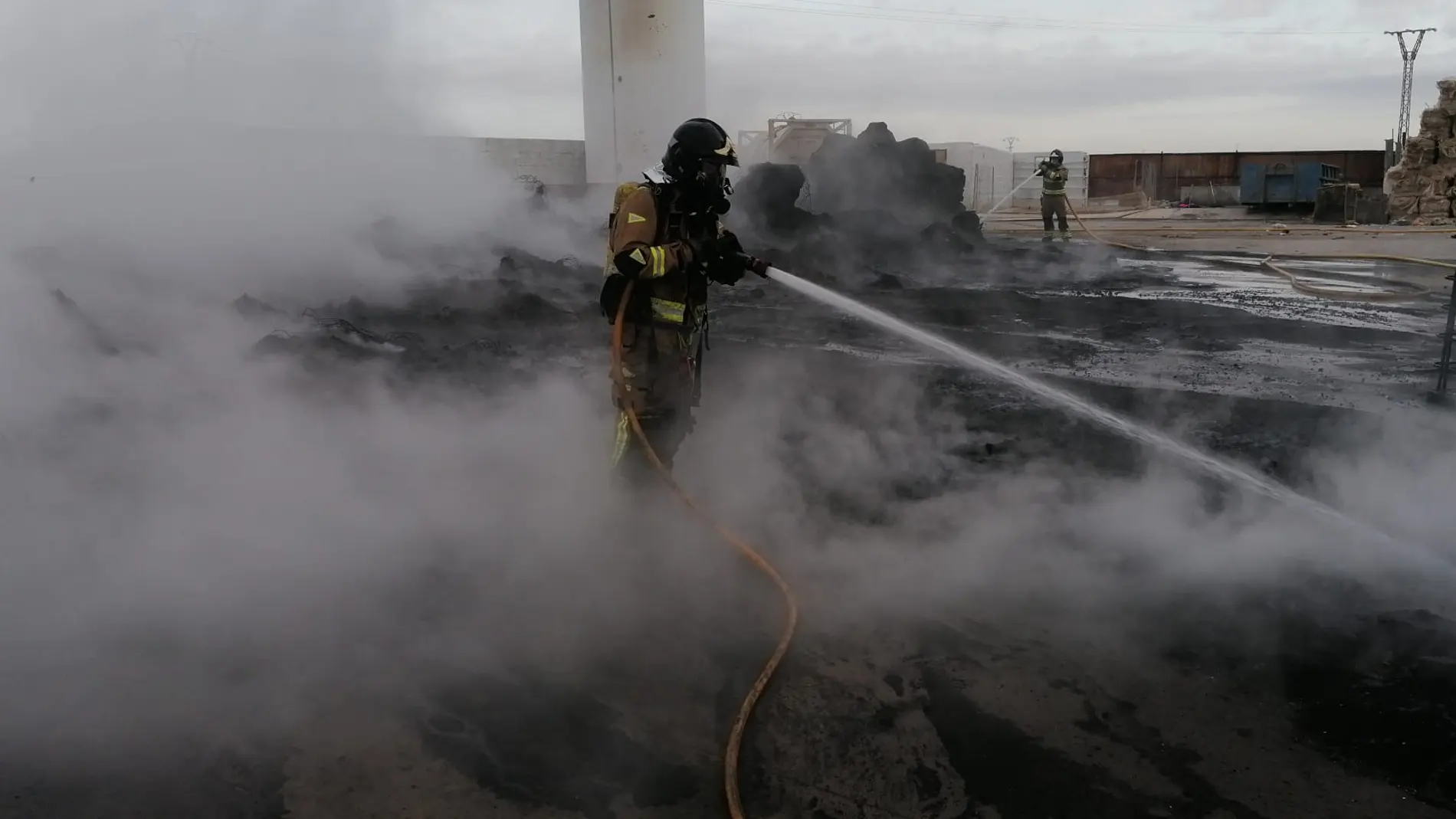 Bomberos trabajan desde primera hora en la extinción de un incendio en una planta de reciclado en Torre Pacheco