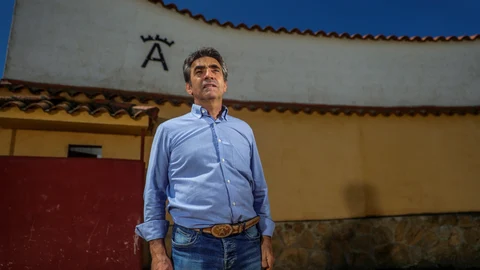 GRAF2957. PORTEZUELO (CÁCERES), 19/04/2020.- El ganadero Victorino Martín en su finca de "Las Tiesas de Santa María", hoy domingo en la localidad de Portezuelo (Cáceres). El ganadero ha explicado que la temporada taurina está totalmente perdida a causa de la pandemia del coronavirus y que muchos toros están siendo sacrificados porque no van a salir a las plazas este año. EFE/JuanJo Martín