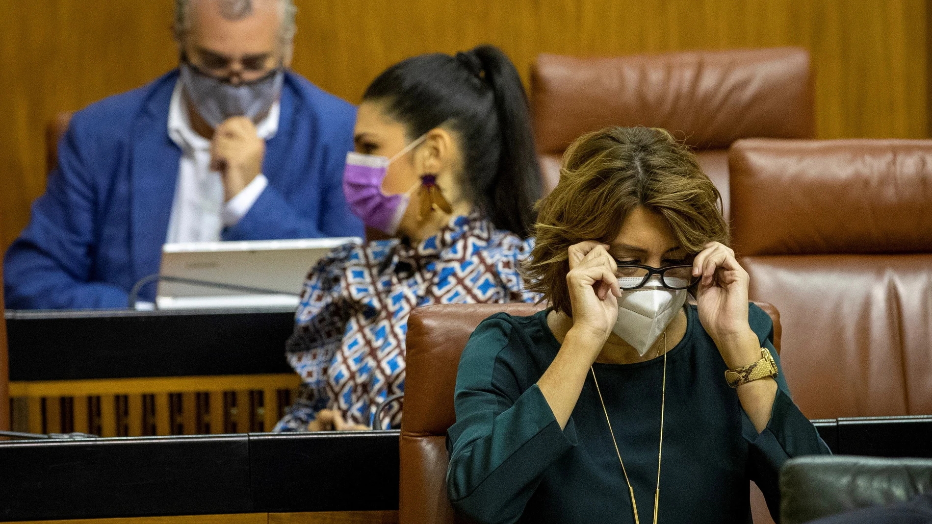 La presidenta del grupo parlamentario socialista, Susana Díaz (c), en su escaño en el Parlamento de Andalucía en Sevilla en la segunda y última sesión del debate sobre el estado de la comunidad