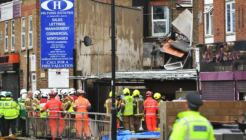 Los servicios de emergencia trabajan sin descanso en la calle King, en Ealing, al oeste de Londres