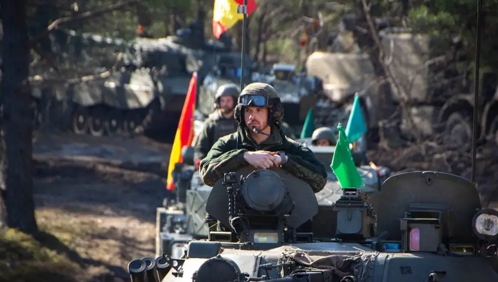 Militares españoles con sus blindados en la misión de la OTAN en Letonia