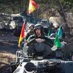 Militares españoles con sus blindados en la misión de la OTAN en Letonia