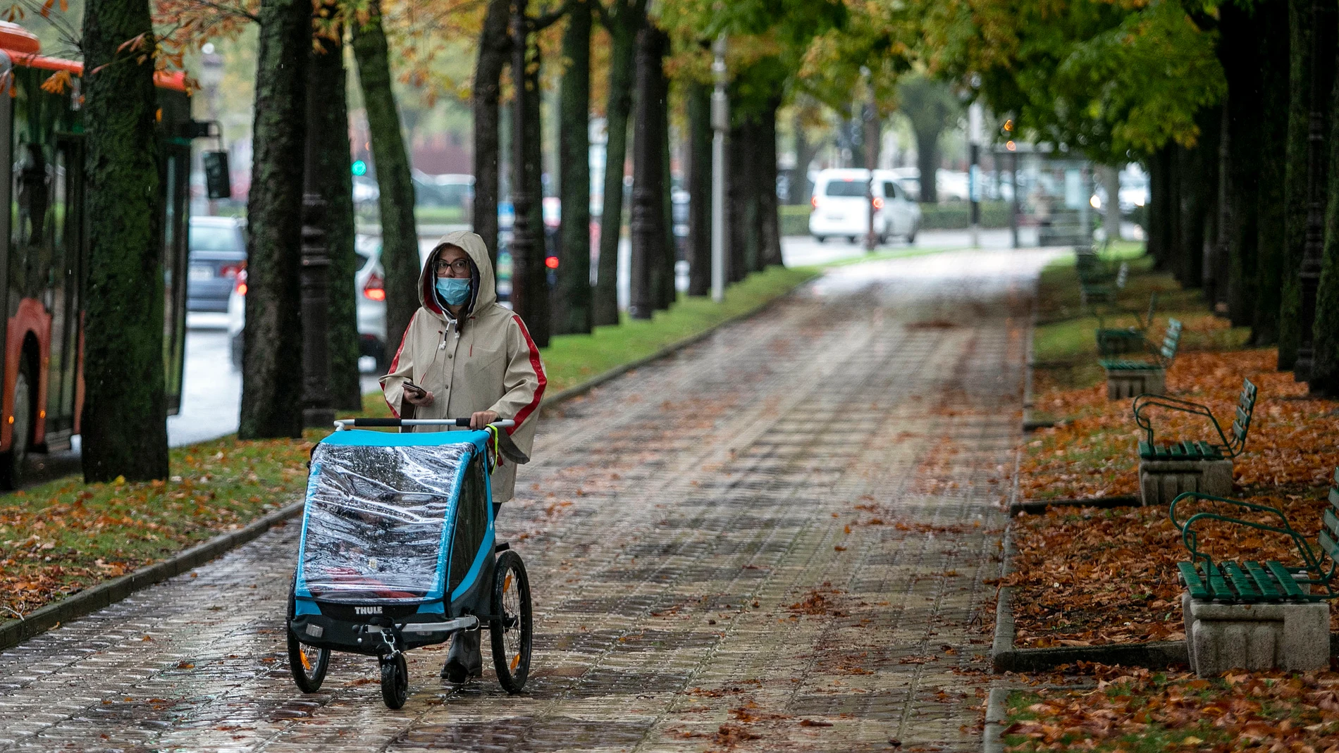 Una mujer con un carrito pasea por una calle de Burgos