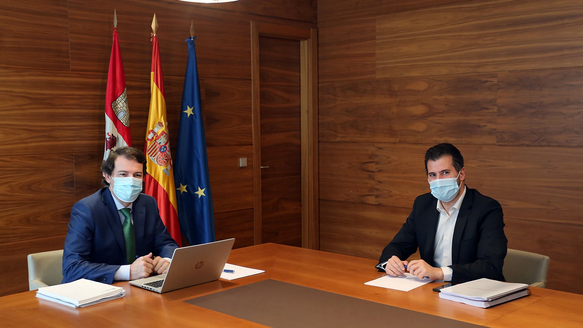 El presidente de la Junta de Castilla y León, Alfonso Fernández Mañueco, se reúne con el portavoz del Grupo Socialista, Luis Tudanca, como parte de la ronda de reuniones con los grupos parlamentarios para negociar una posición común en relación al reparto de fondos europeos