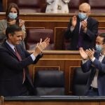 El presidente del Gobierno, Pedro Sánchez, y el vicepresidente segundo, Pablo Iglesias, durante el debate de la moción de censura de Vox en el Congreso de los Diputados