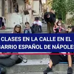 Clases en la calle en el barrio español de Nápoles