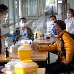 Una estudiante de Enfermería realiza un test rápido de SARS-CoV-2 a un profesor en el campus de la Universidad de Vigo