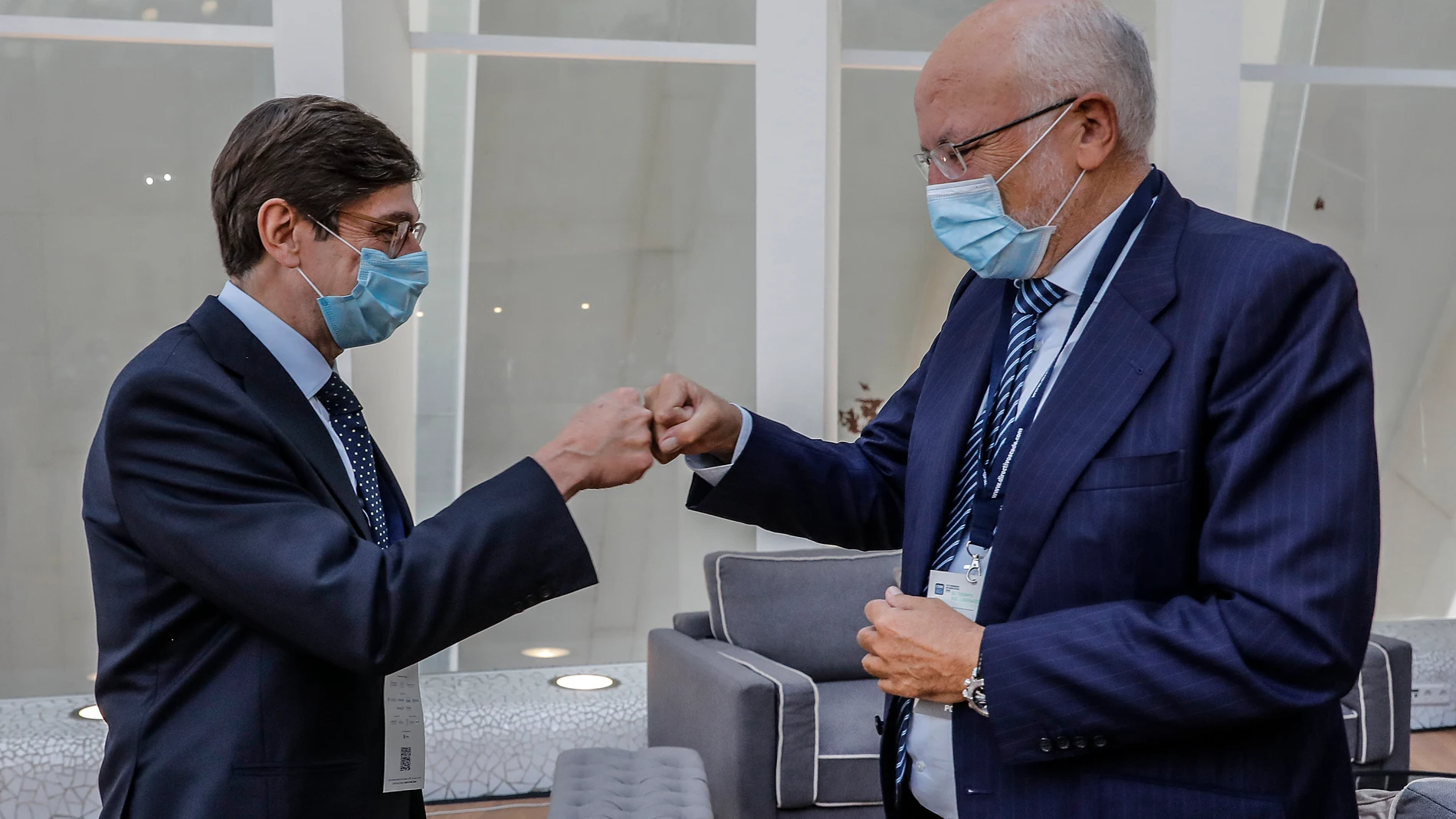 El presidente de BFA y Bankia, José Ignacio Goirigolzarri, y el presidente de Mercadona, Juan Roig, se saludan con los nudillos antes del comienzo del XIX Congreso de Directivos CEDE, en el Palau de les Arts de Valencia