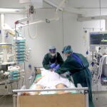 Médicos atienden a un enfermo de coronavirus en un hospital de Essen (Alemania)