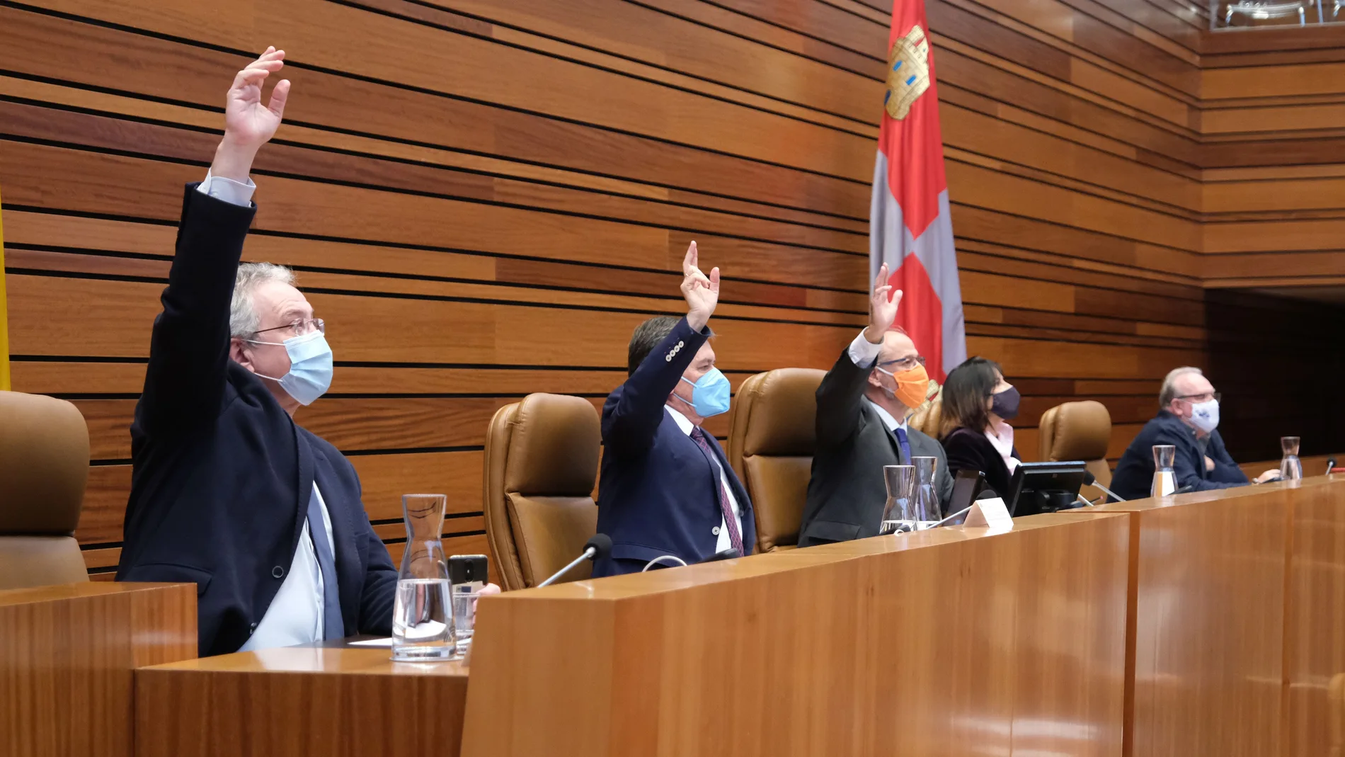 Los procuradores populares y de Ciudadanos de la Mesa de las Cortes votan a favor de que se mantenga la caza también en situaciones excepcionales