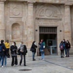 Alumnos a la puerta de la Universidad de Salamanca