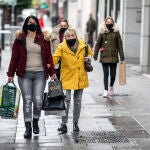 Dos mujeres pasean por una calle de Burgos