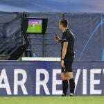 El árbitro Srdjan Jovanovic revisando una jugada en el VAR durante el partido que tuvo lugar entre el Real Madrid y el Shakhtar Donetsk Soccer en 2020. REUTERS/Juan Medina