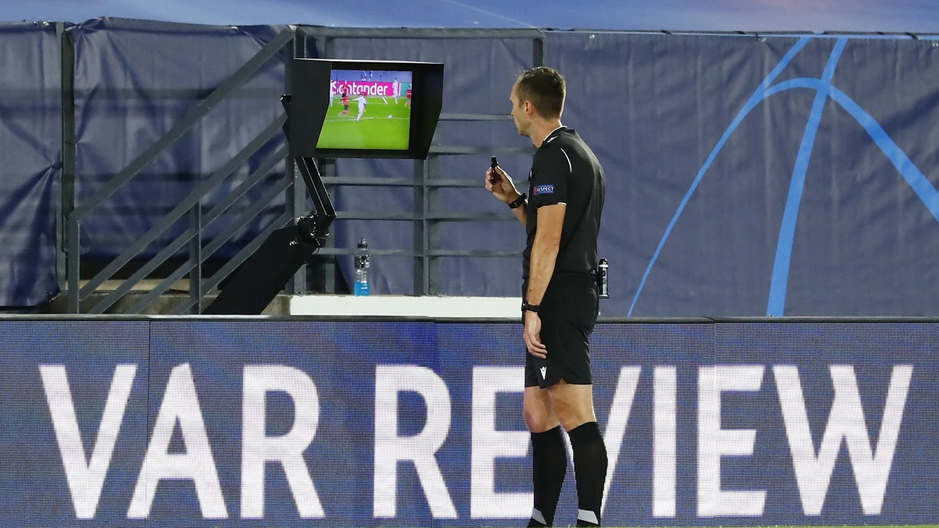 El árbitro Srdjan Jovanovic revisando una jugada en el VAR durante el partido que tuvo lugar entre el Real Madrid y el Shakhtar Donetsk Soccer en 2020. REUTERS/Juan Medina
