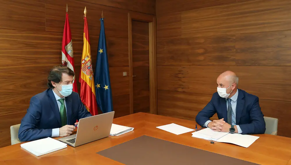 El presidente de la Junta de Castilla y León, Alfonso Fernández Mañueco, se reúne con el portavoz del Grupo Ciudadanos, David Castaño, como parte de la ronda de reuniones con los grupos parlamentarios para negociar una posición común en relación al reparto de fondos europeos