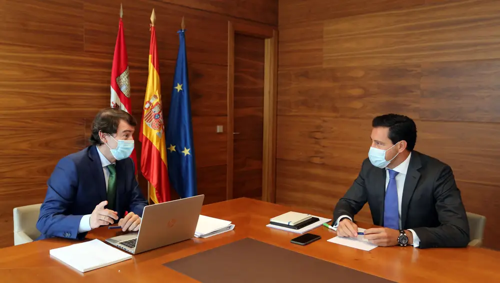 Alfonso Fernández Mañueco junto al popular Raúl de la Hoz