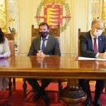 La concejala Ana Redondo y el rector suscriben el acuerdo, en presencia del alcalde de Valladolid, Óscar Puente