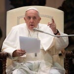 “Lo que tenemos que hacer es una ley de convivencia civil. Tienen derecho a estar cubiertos legalmente”, expone el Papa