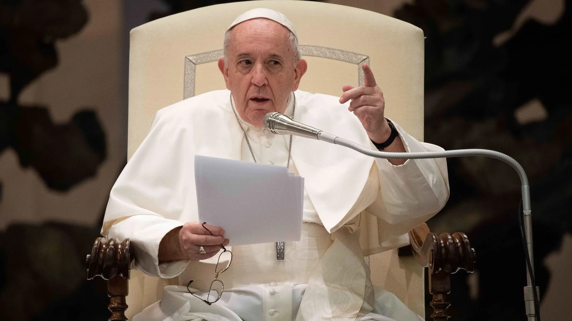 “Lo que tenemos que hacer es una ley de convivencia civil. Tienen derecho a estar cubiertos legalmente”, expone el Papa