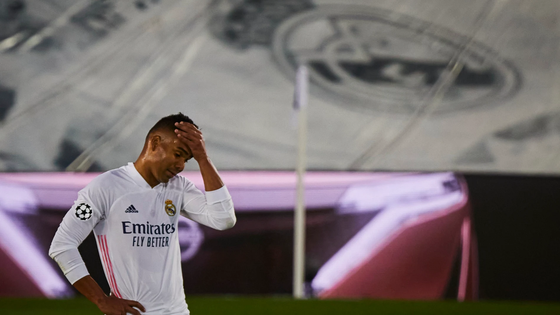 Casemiro se lamenta durante el partido de Liga de Campeones entre el Real Madrid y el Shakhtar Donetsk