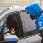 Un agente de la Policía Local realiza controles en Burgos
