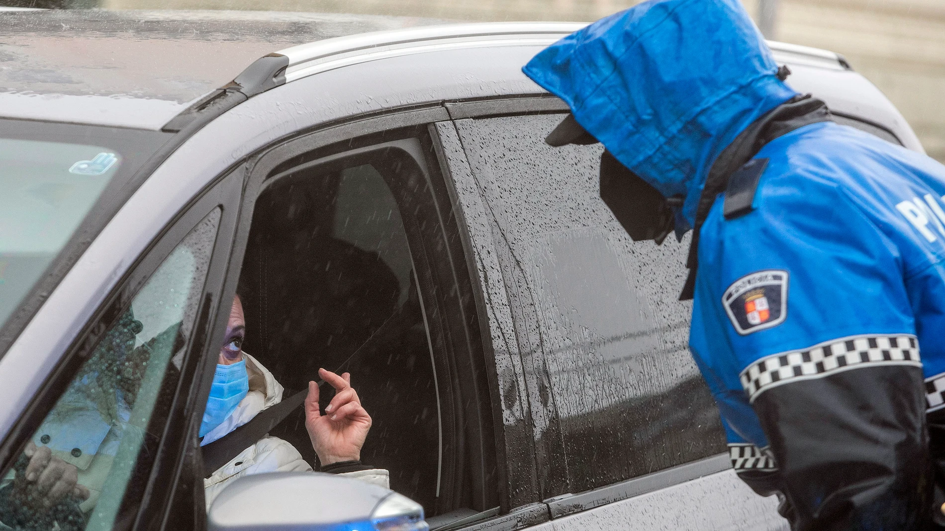 Un agente de la Policía Local realiza controles en Burgos