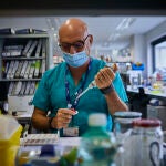 El doctor Joaquín Martínez, en el laboratorio de biología molecular del Hospital 12 de Octubre 12 de Octubre