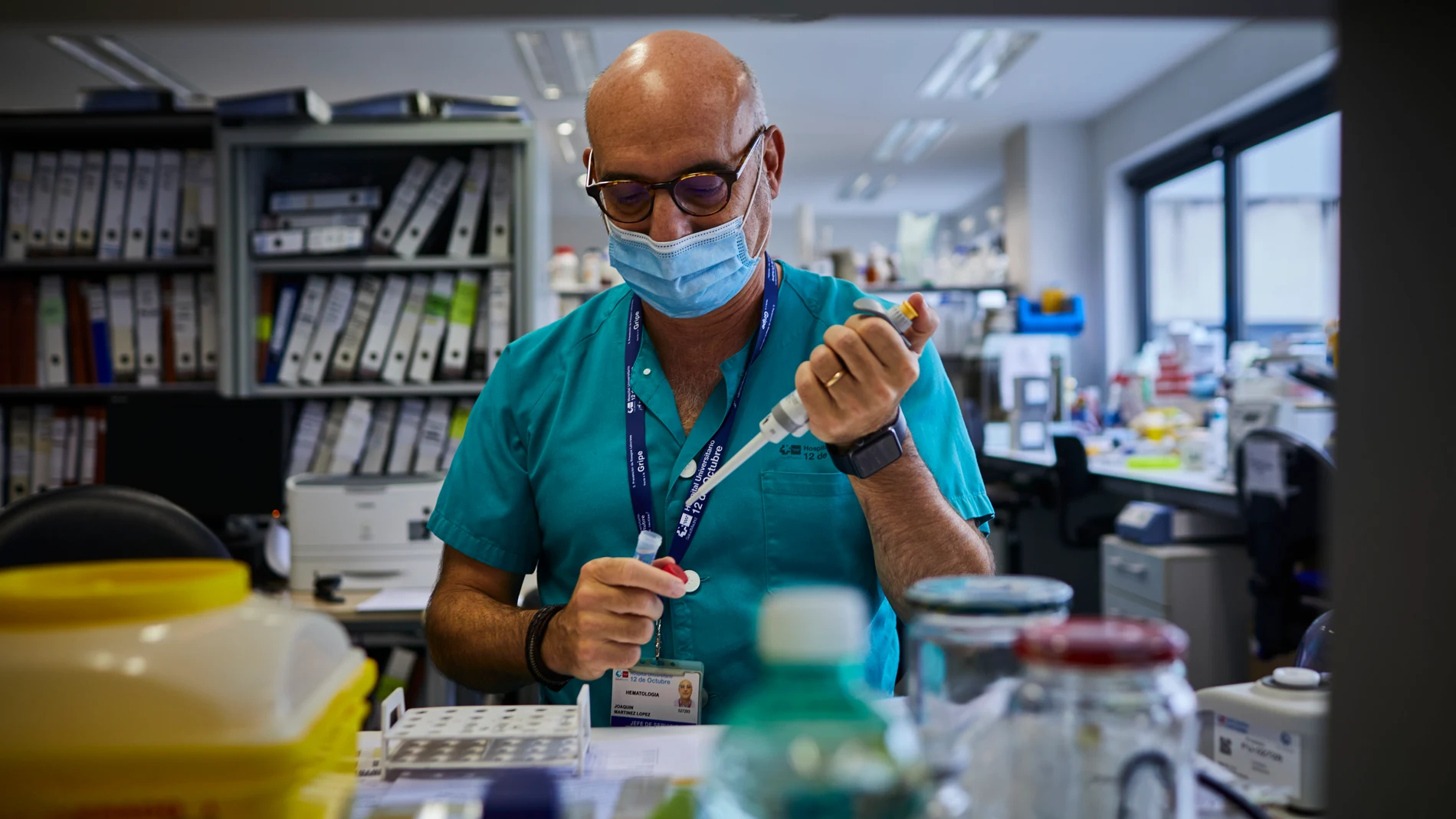 El doctor Joaquín Martínez, en el laboratorio de biología molecular del Hospital 12 de Octubre 12 de Octubre