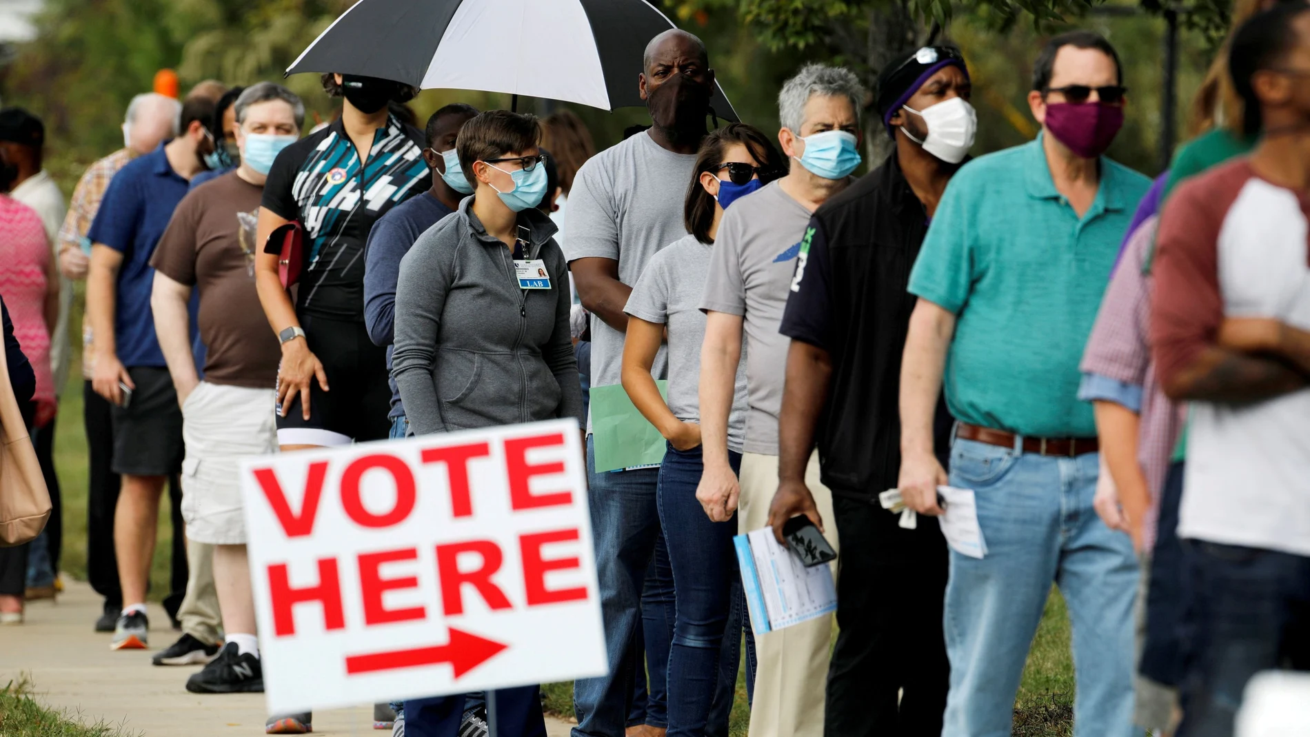 Votantes estadounidenses hacen cola para votar por anticipado en el estado de Carolina del Norte