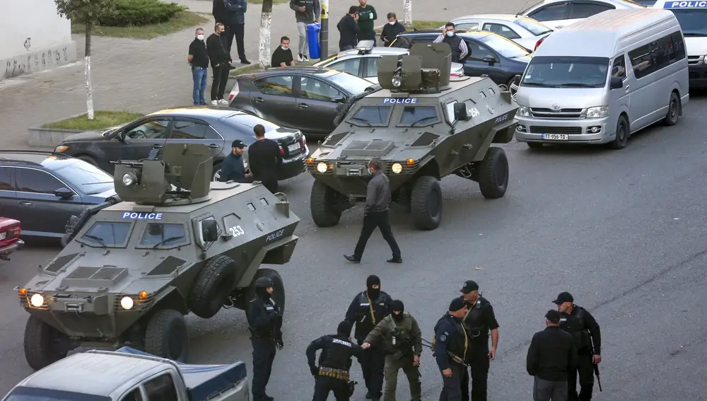 La Policía georgiana a las puertas de la sucursal bancaria en Zugdidi