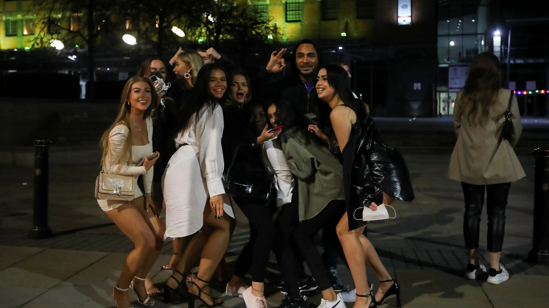 Un grupo de jóvenes aprovecha la última noche antes del confinamiento en Manchester