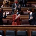 El líder del PP, Pablo Casado, es ovacionado por los miembros de su grupo parlamentario tras su intervención en la segunda sesión del debate de moción de censura presentada por Vox, este jueves en el Congreso.