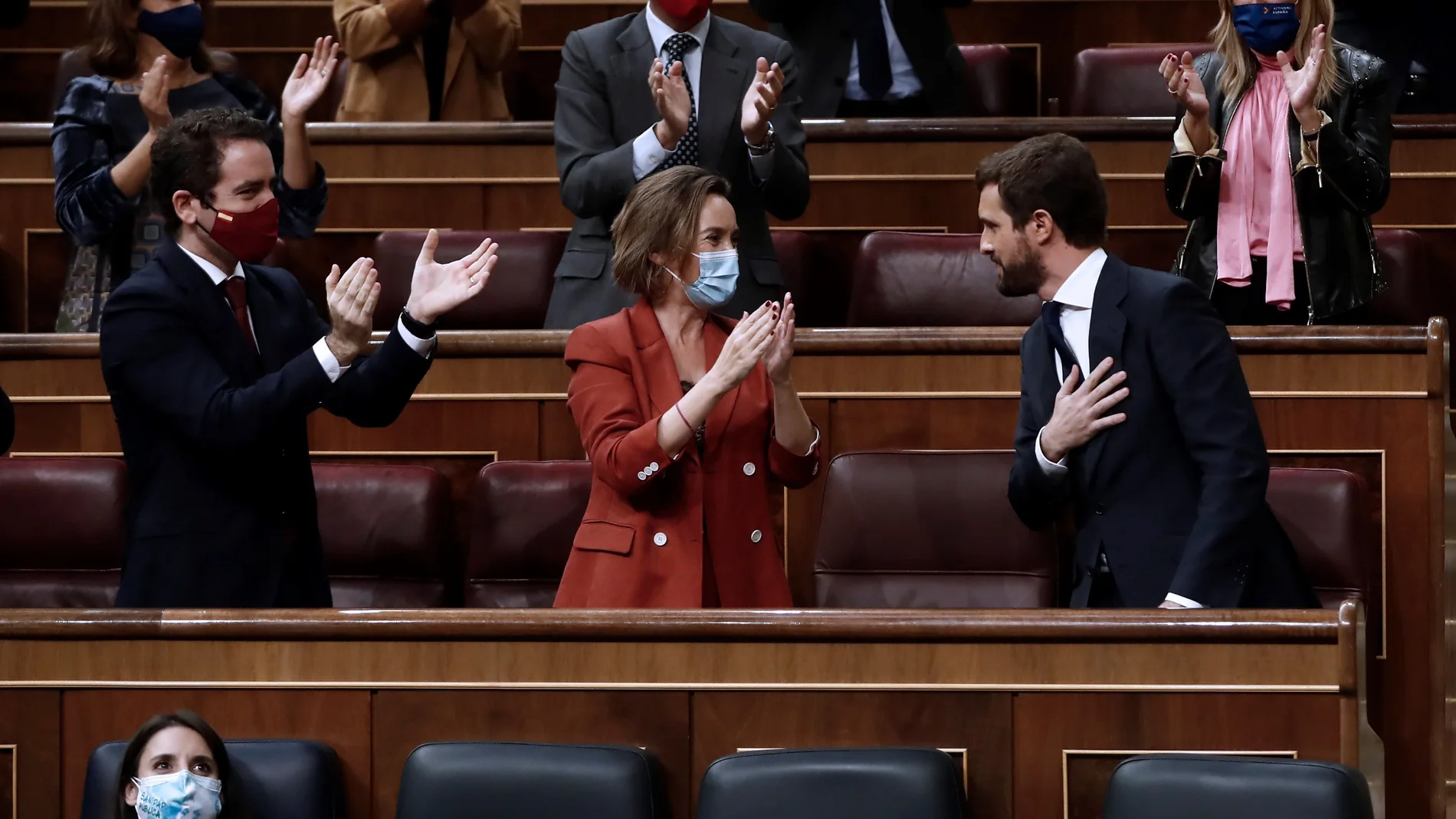 El líder del PP, Pablo Casado, es ovacionado por los miembros de su grupo parlamentario tras su intervención en la segunda sesión del debate de moción de censura presentada por Vox, este jueves en el Congreso.