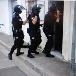 Agentes de la Policía entrando en un domicilio en la operación contra la distribución de cocaínaPOLICÍA NACIONAÑ