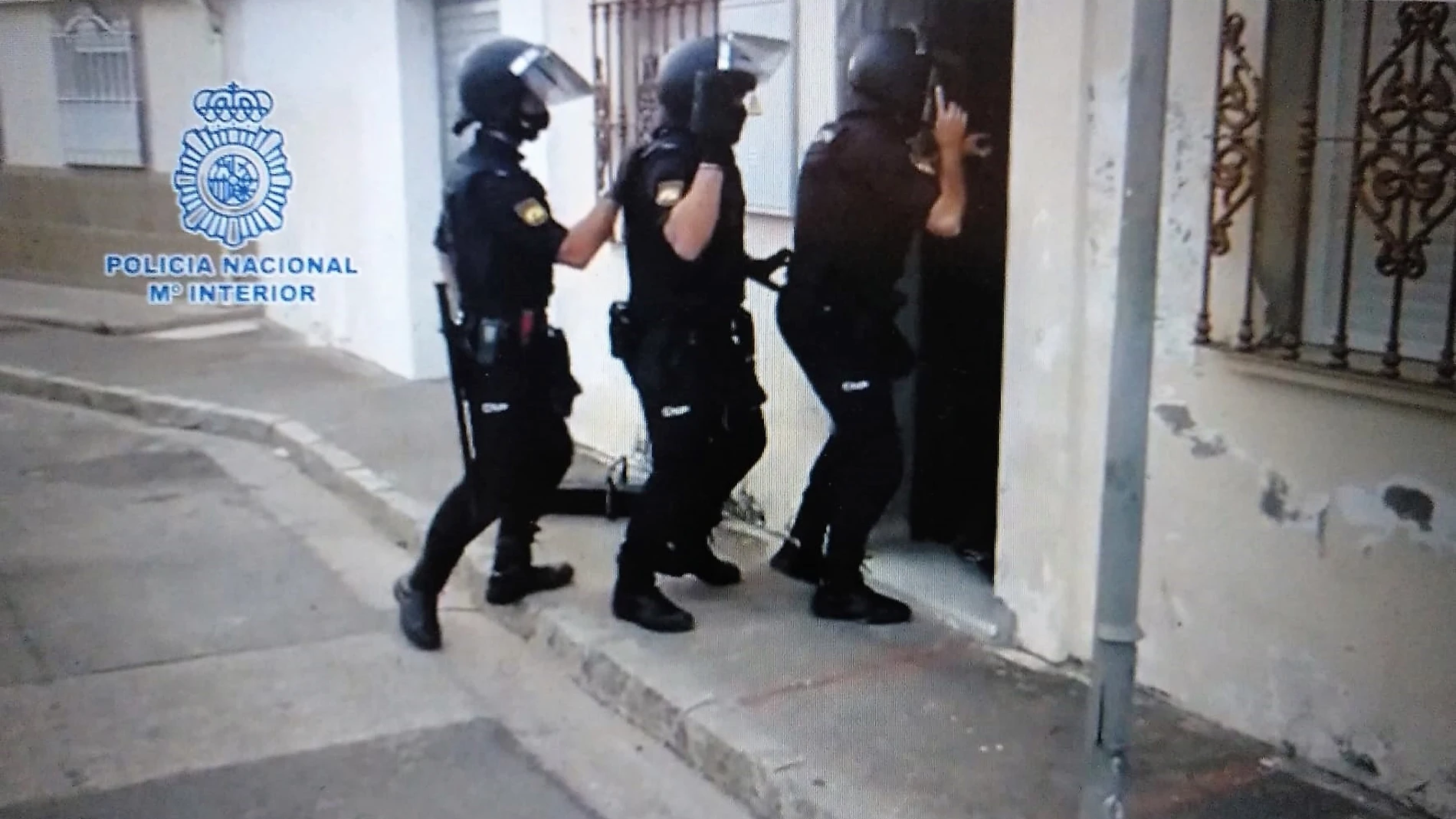 Agentes de la Policía entrando en un domicilio en la operación contra la distribución de cocaínaPOLICÍA NACIONAÑ