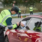 Un conductor entrega un justificante a un Guardia Civil que le permitiría moverse entre dos territorios con restricciones