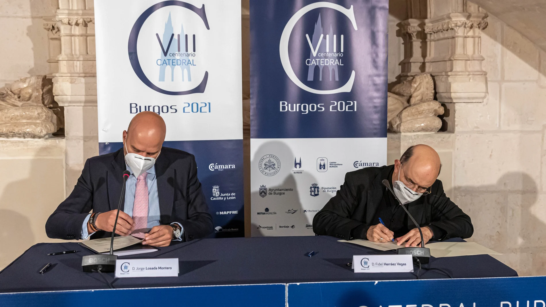 El director general de Radio Televisión de Castilla y León, Jorge Losada, y el presidente de la Fundación VIII Centenario de la Catedral. Burgos 2021, Fidel Herráez, firman el convenio