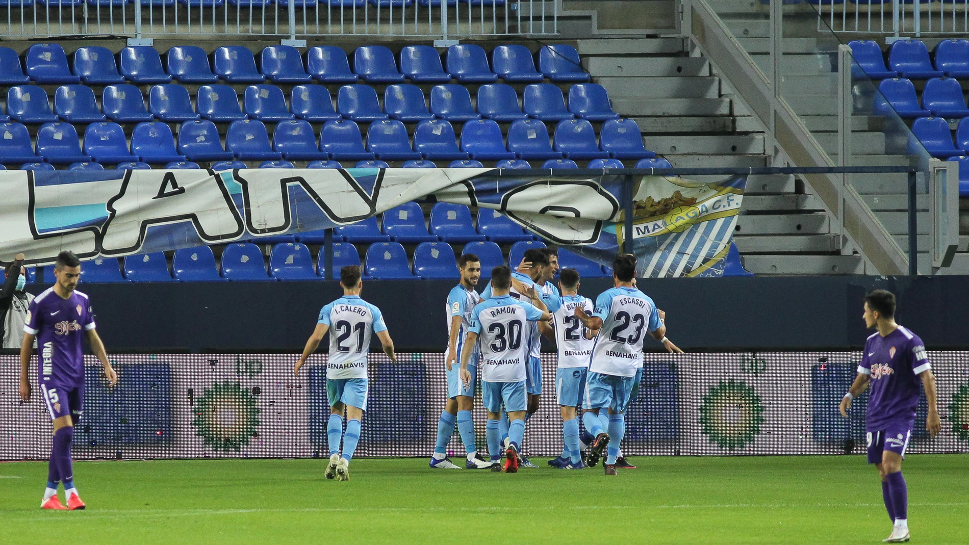 Los jugadores del Málaga celebran un gol.