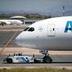 Un avión de Air Europa remolcado por la pista en la terminal 4 del Aeropuerto de Madrid-Barajas Adolfo Suárez