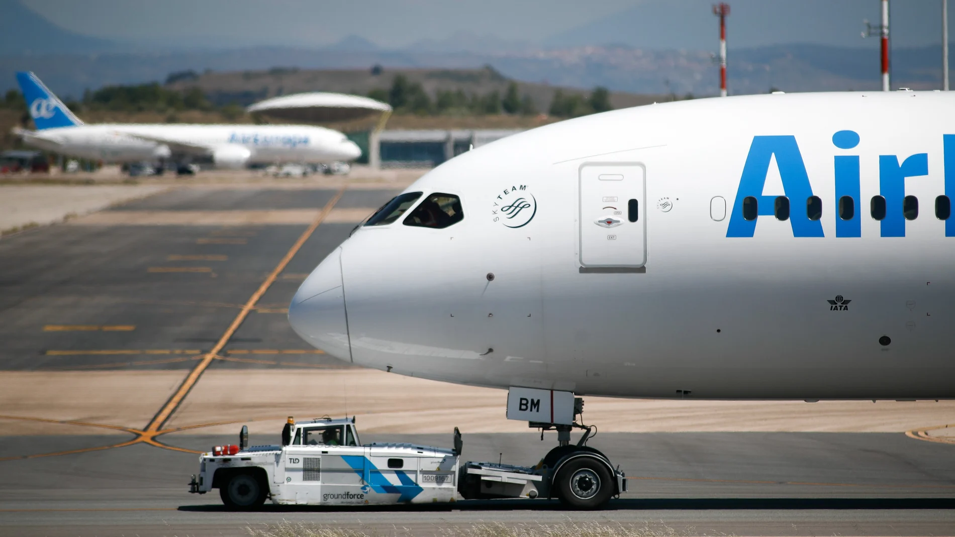 Un avión de Air Europa remolcado por la pista en la terminal 4 del Aeropuerto de Madrid-Barajas Adolfo Suárez