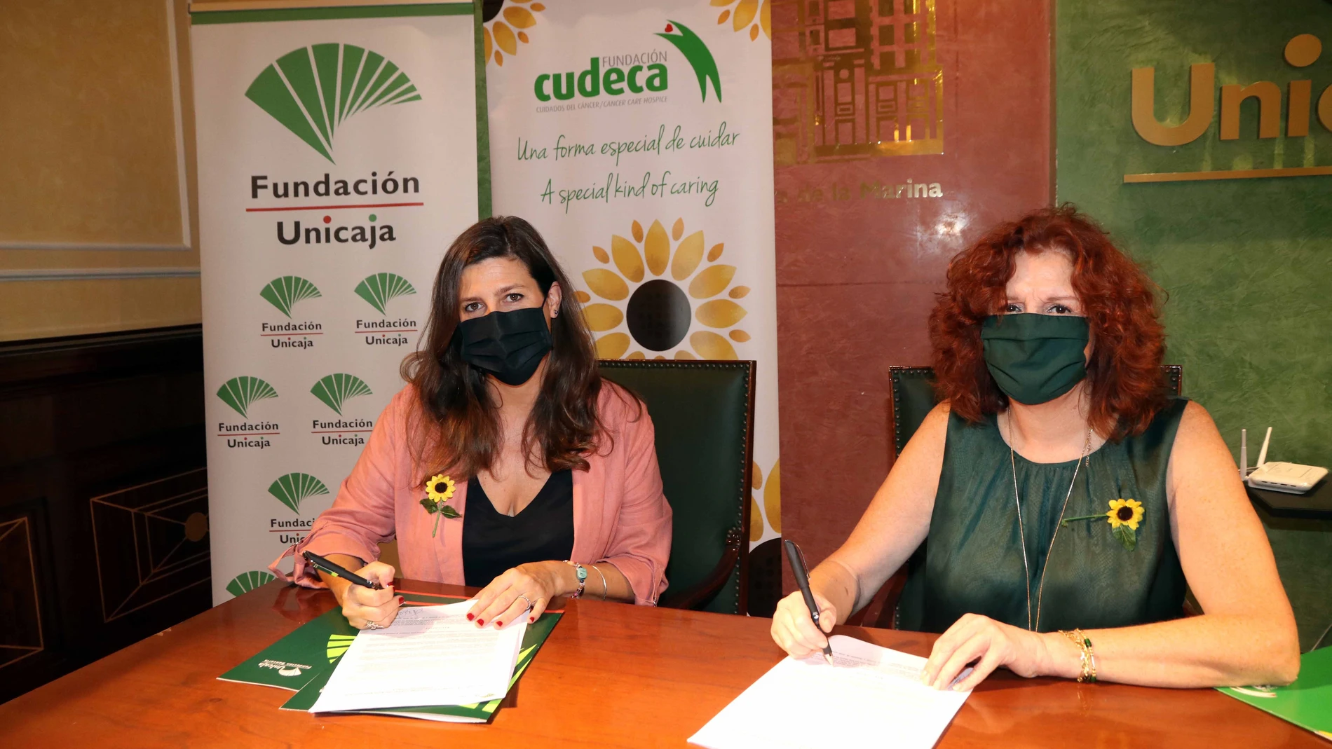 La responsable de Solidaridad Social y Educación de la Fundación Unicaja, Ana Cabrera, y Marisa Martín, gerente y directora médico de la Fundación Cudeca, durante la firma del convenio