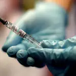 Decenas de investigadores de todo el mundo siguen trabajando a contrarreloj para desarrollar una vacuna segura y eficaz