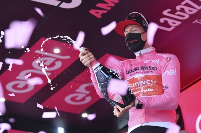 Kelderman, con la maglia rosa de líder del Giro